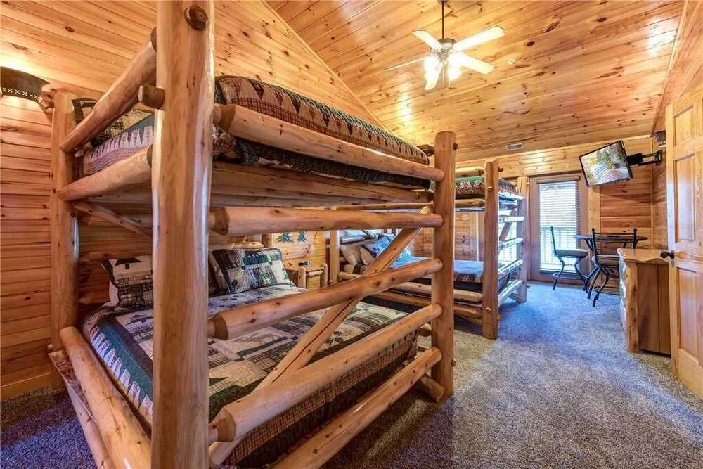 Hemlock Inn - Eight Bedroom Cabin