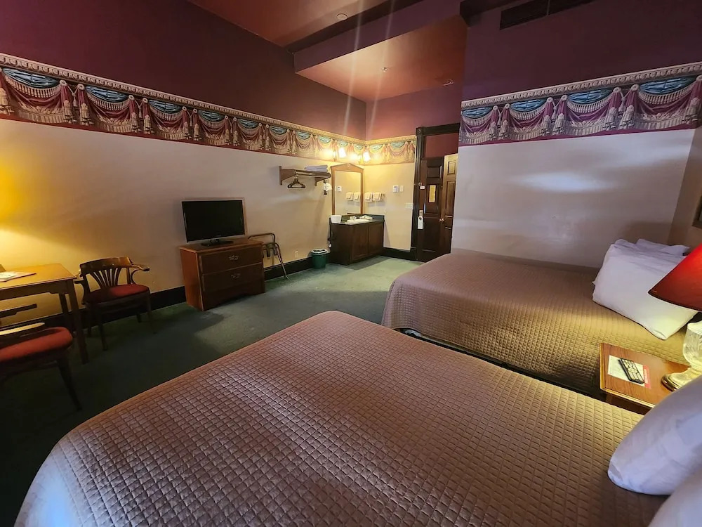Historic Iron Horse Inn - Deadwood