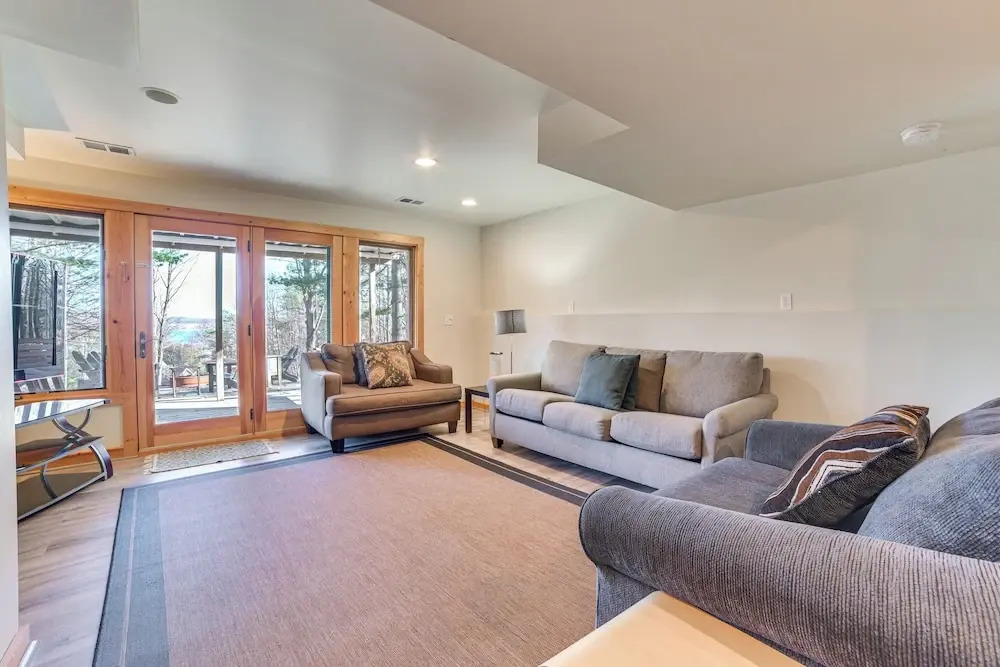 Soaking Tub & Fire Pit! Home Near Dtwn Suttons Bay