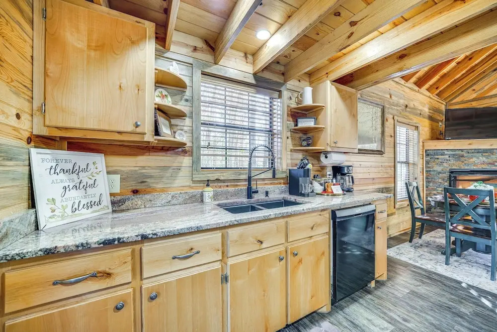Hot Tub & Fire Pit: Cozy Cabin in Broken Bow!