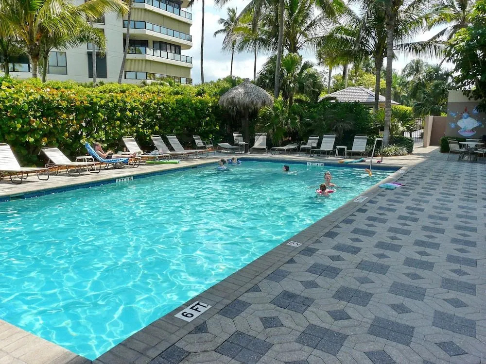 Beachfront Condo With Huge Views/pools/tennis/grills