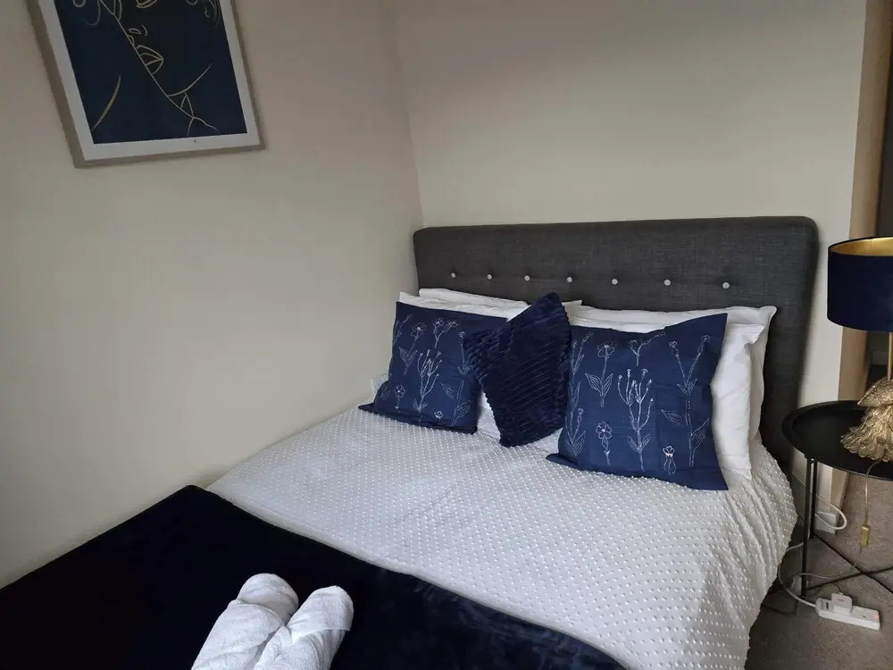 House - Sleeps 6 & Parking