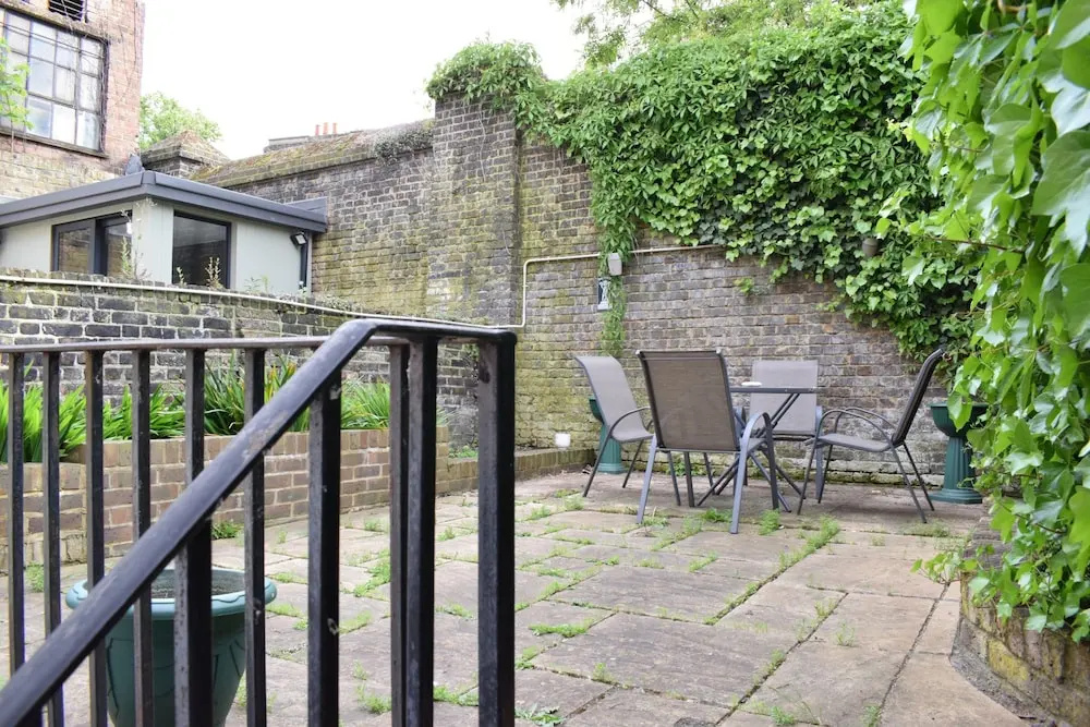 Chelsea 2 Bedroom Apartment With Patio