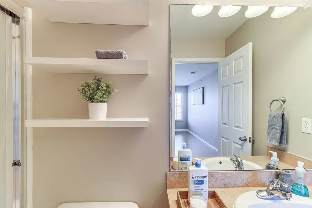 25 Mi to Detroit: Townhome w/ Smart TV!