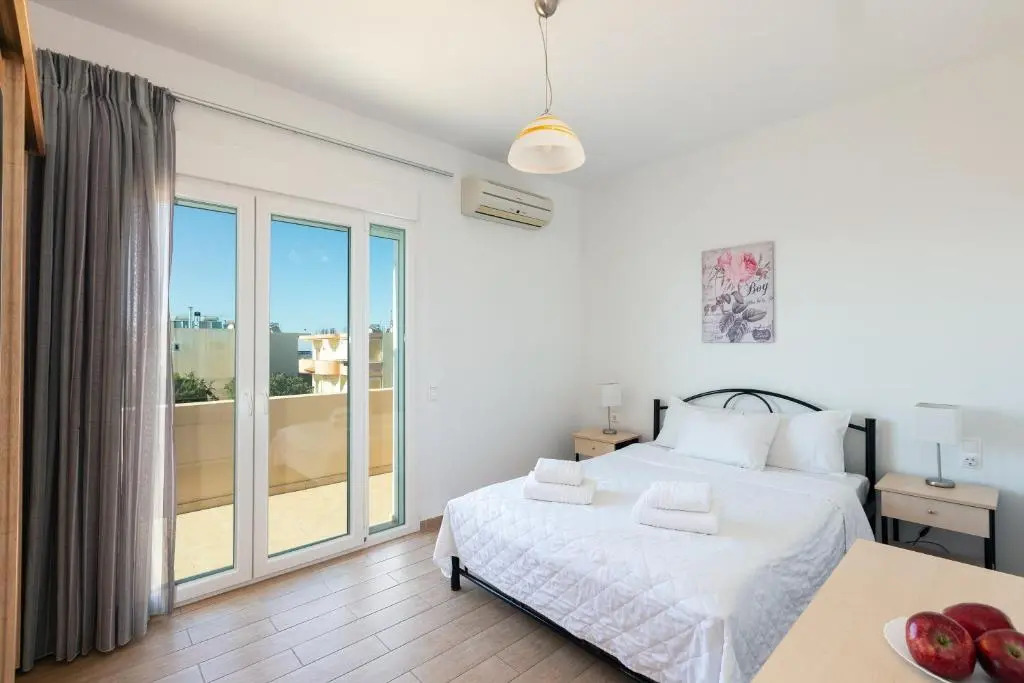 7 bedroom villa with pool, 700m from the beach