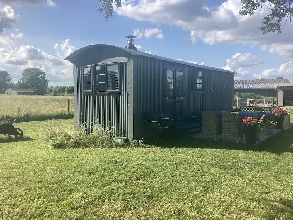 Charming Luxurious Rural Shepherds Hut