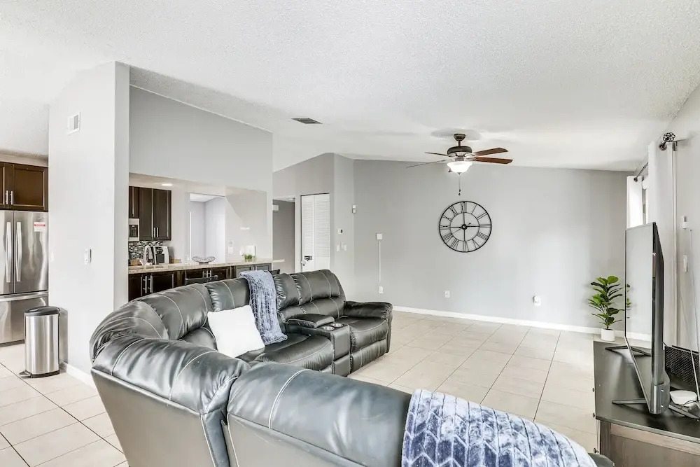 14 Mi to Dwtn Tampa Bay: Brandon Home w/ Fire Pit!
