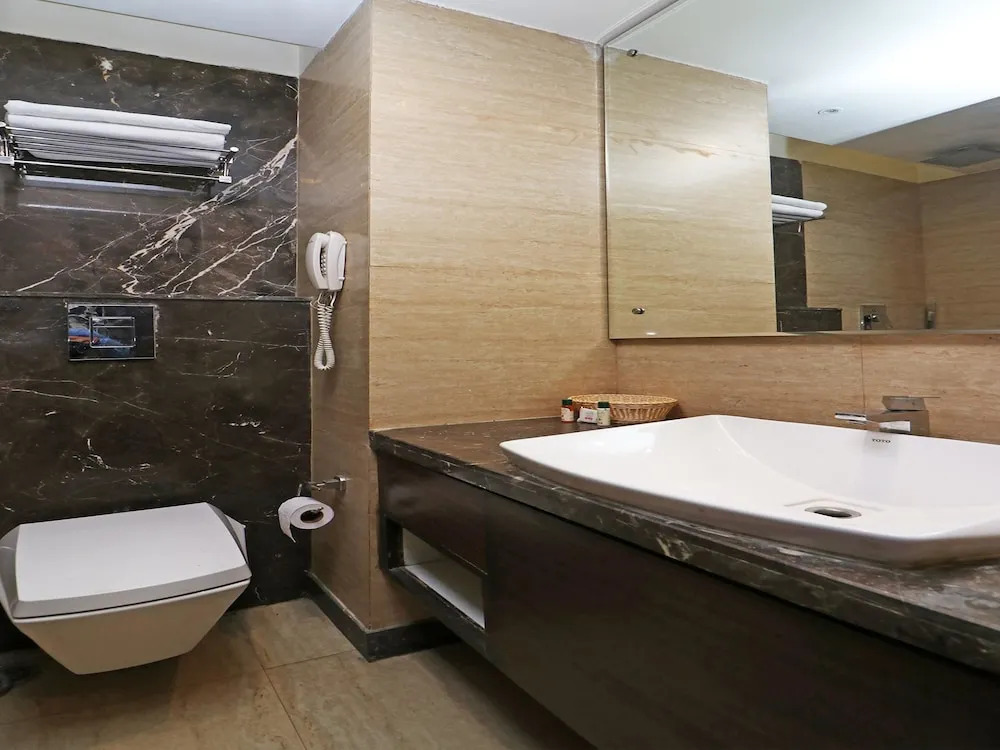Capital O 2642 Golden Lakes Hotel