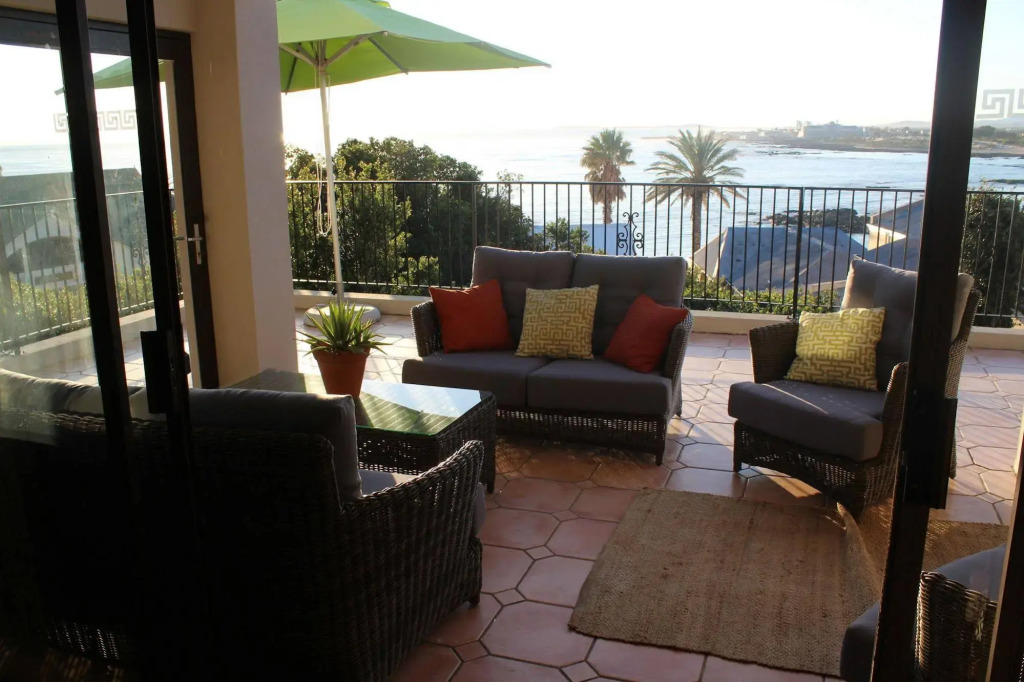 Die Braaihuis- sleeps 6, Large Veranda, Sea Views, Central and Fabulous
