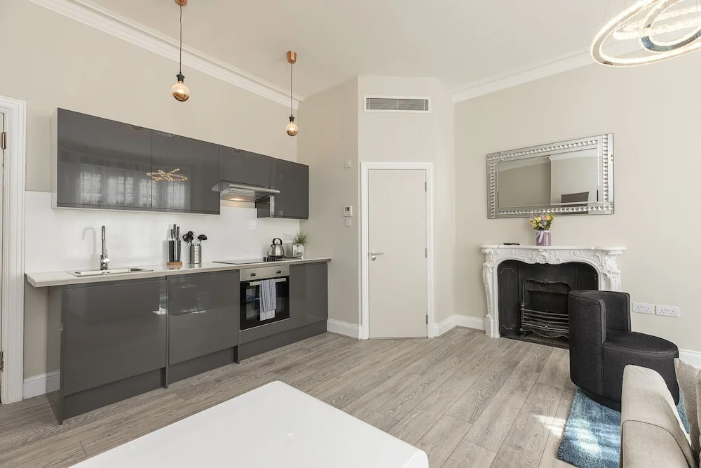 Luxurious Air Conditioned Apt High Street Kensington