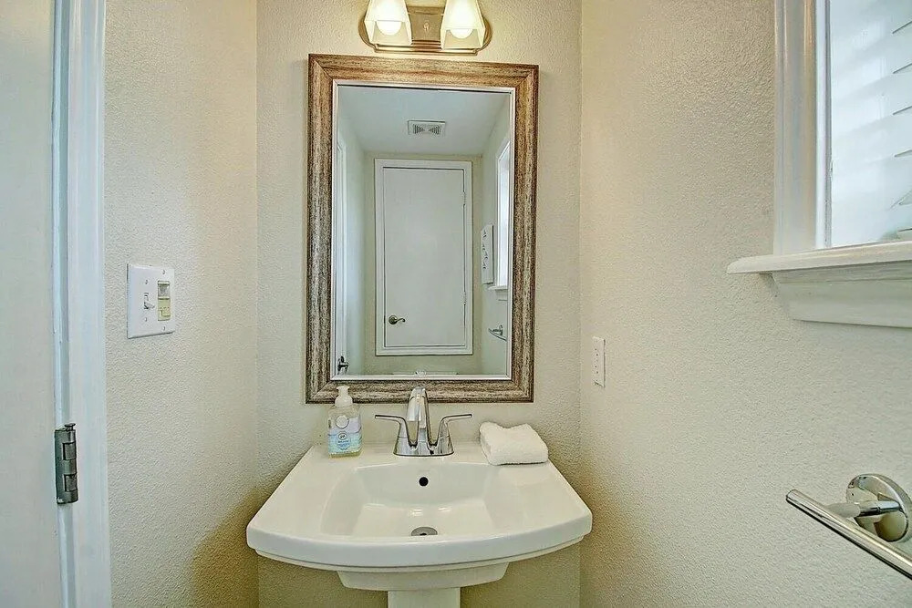 Anchor's Away 2 Bedroom Condo by Redawning