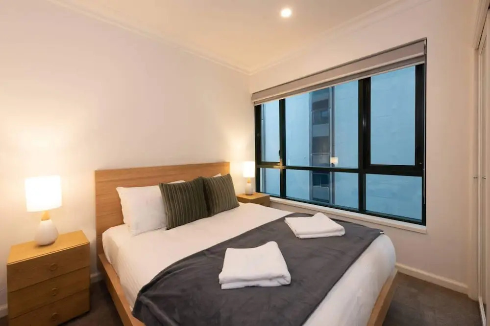 Spacious 3-bed Unit in Melbourne CBD w/ Pool & Gym