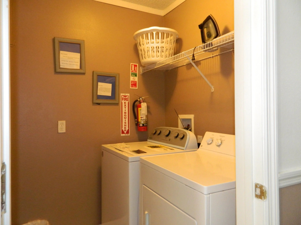 Delightful 4 Bed Pool Home with games room, Davenport, US