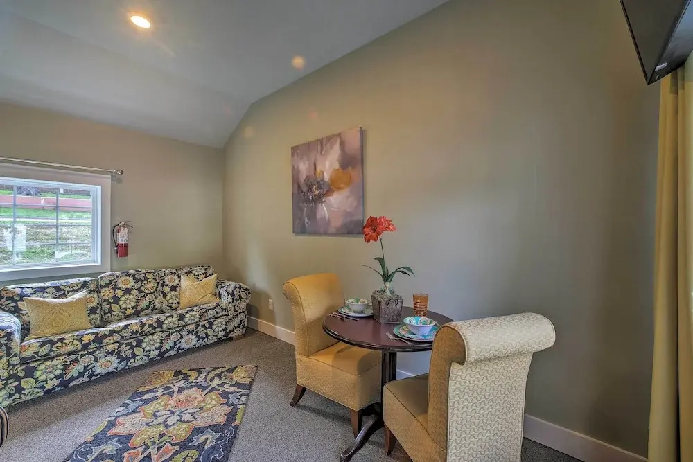 Fire Pit Access: Cozy Dtwn Branson Cottage!