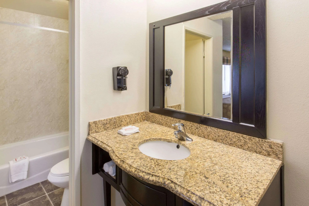 Ramada by Wyndham Ontario Airport & Convention Center