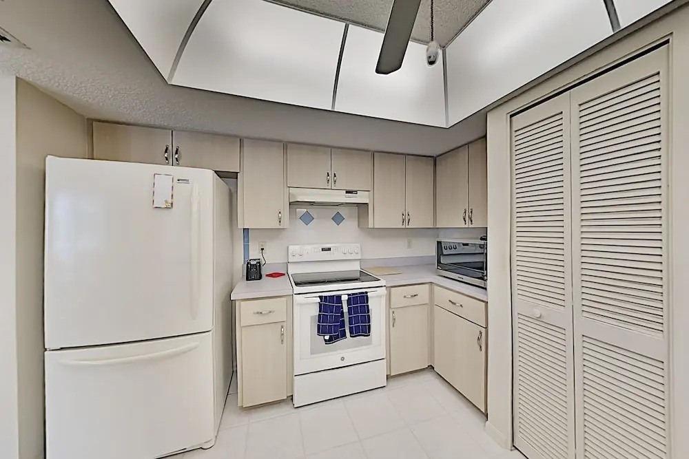 Corner Lot W/ Lanai & Private Pool 3 Bedroom Home