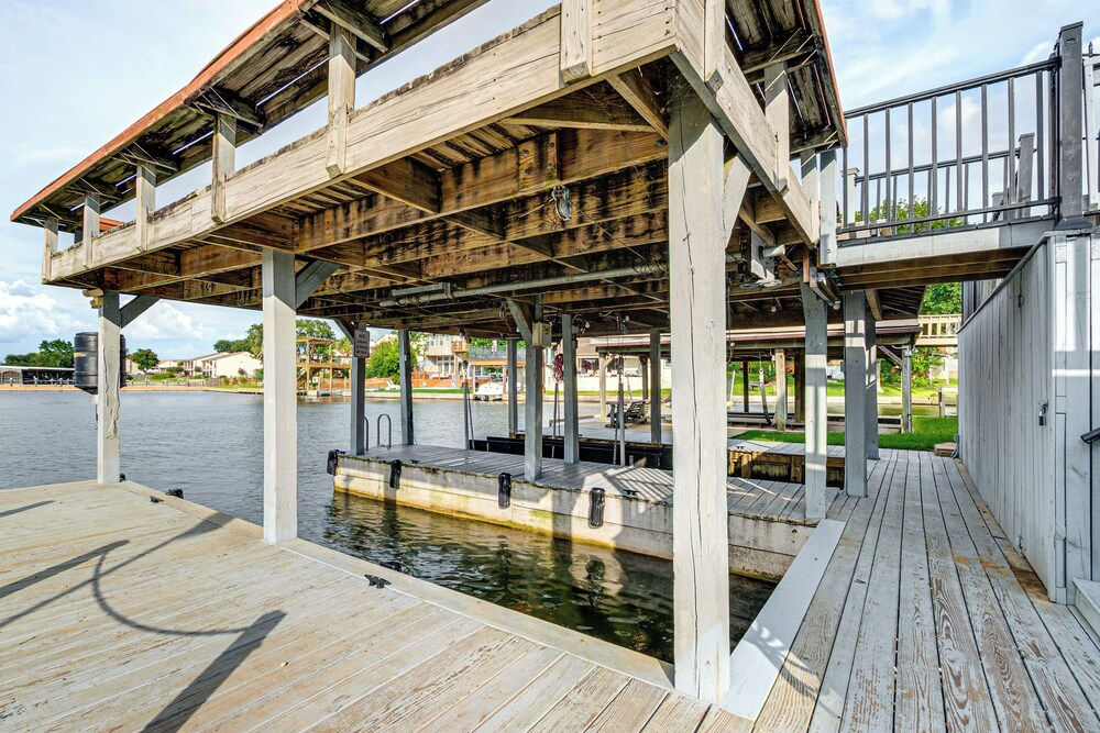 Private Boat Dock & Slip: Luxe Lake Conroe Gem!