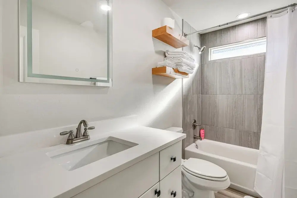 Pets Welcome: Newly Built Abode In Canyon!
