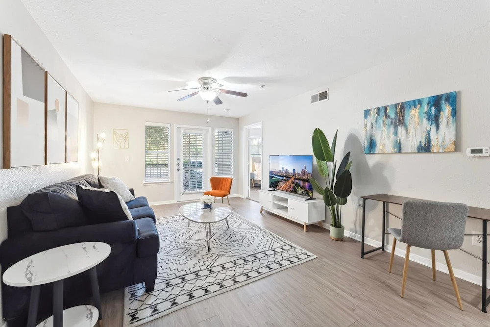 Spacious 2BR King Suites w Pool, Gym, Laundry - Close to Downtown