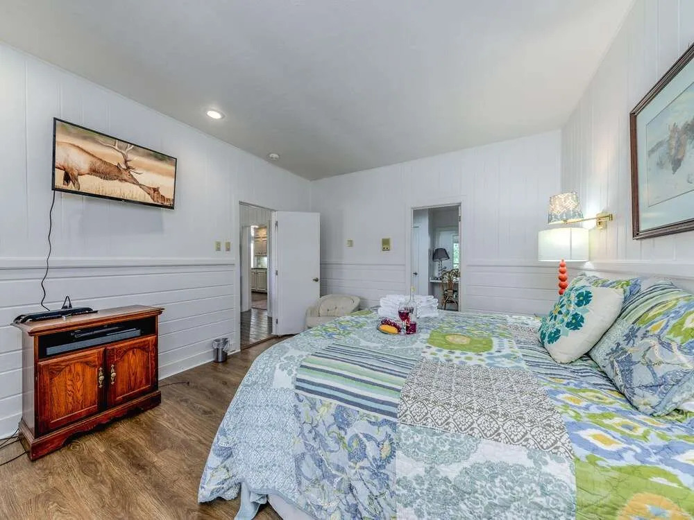 Hill Top Mountain View - Four Bedroom Cabin with Hot Tub