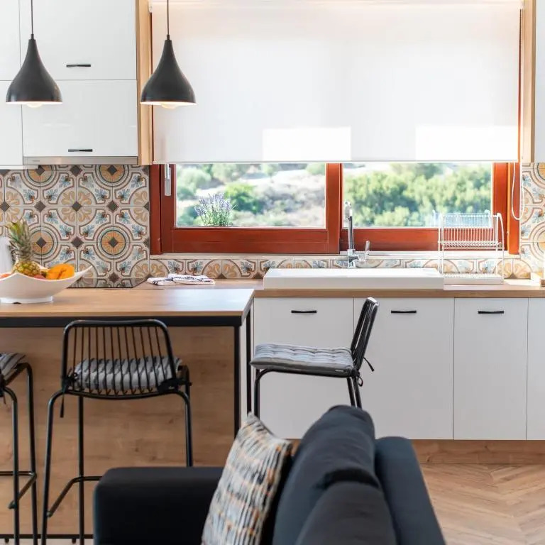 Elegant new villa,with pool,BBQ, ping pong table & gym facilities, just 2km from the town!