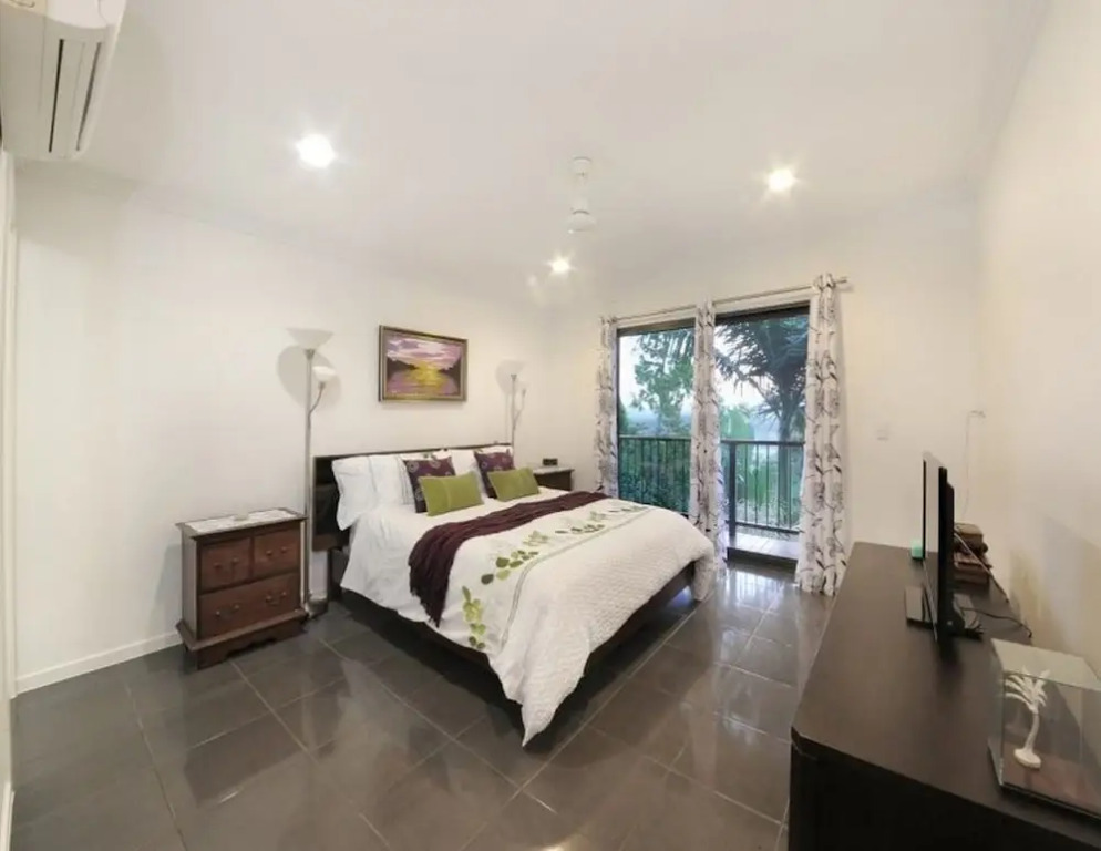 Hilltop Views - Cannonvale