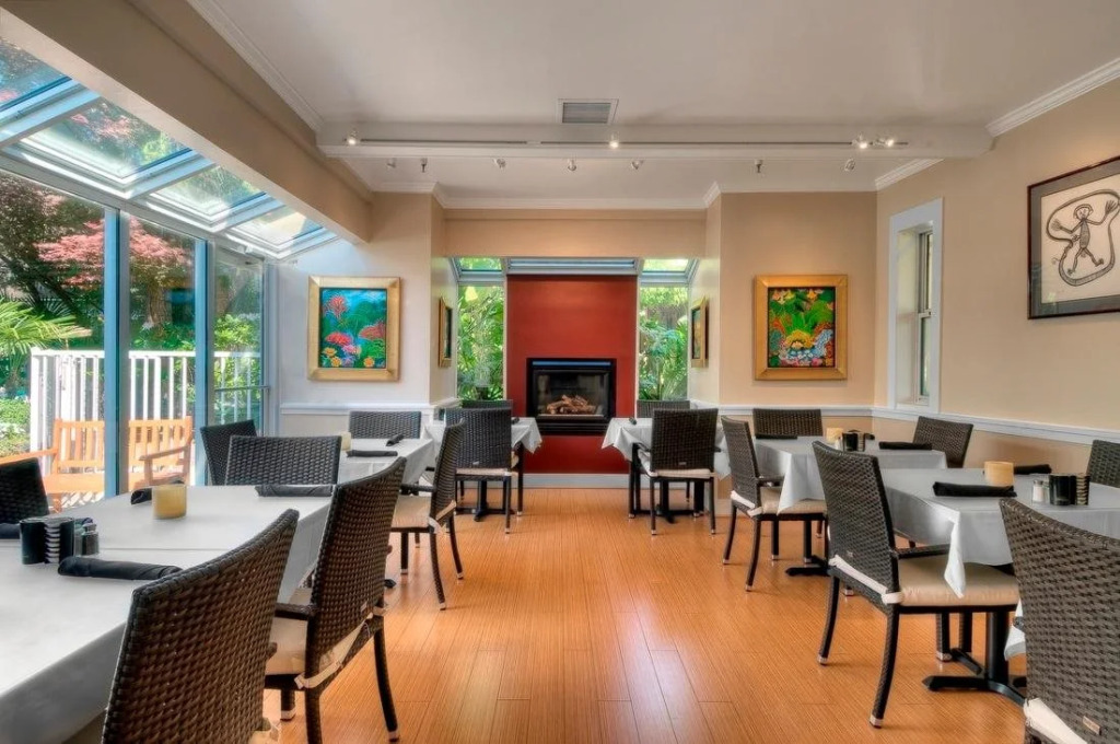 Dinahs Garden Hotel