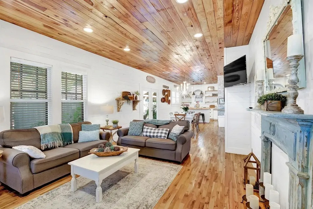 Luxurious Home Near Main With Fire pit and Outdoor Bar