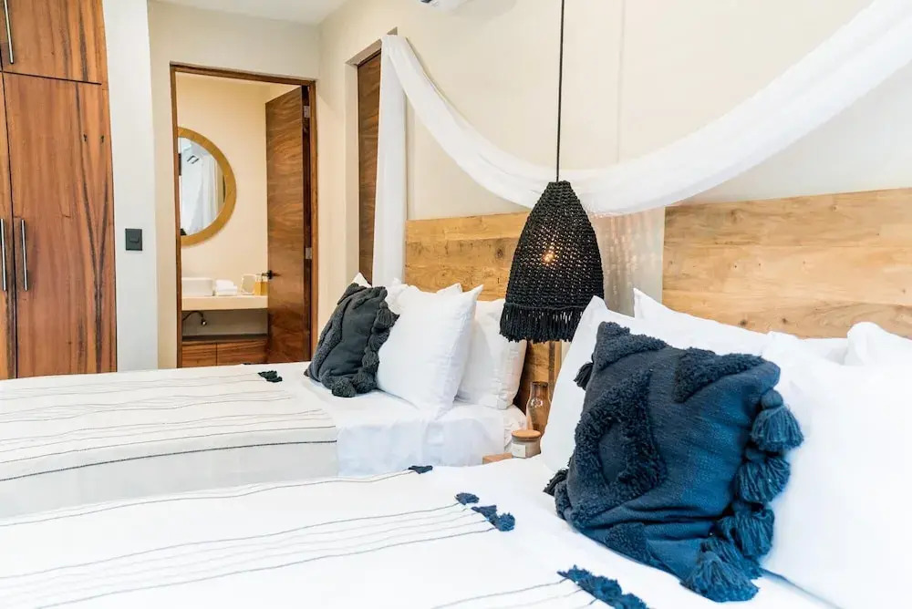 Luxurious Stylish 3BR Apartment Exceptional Location Private Pool Uncovered Patio