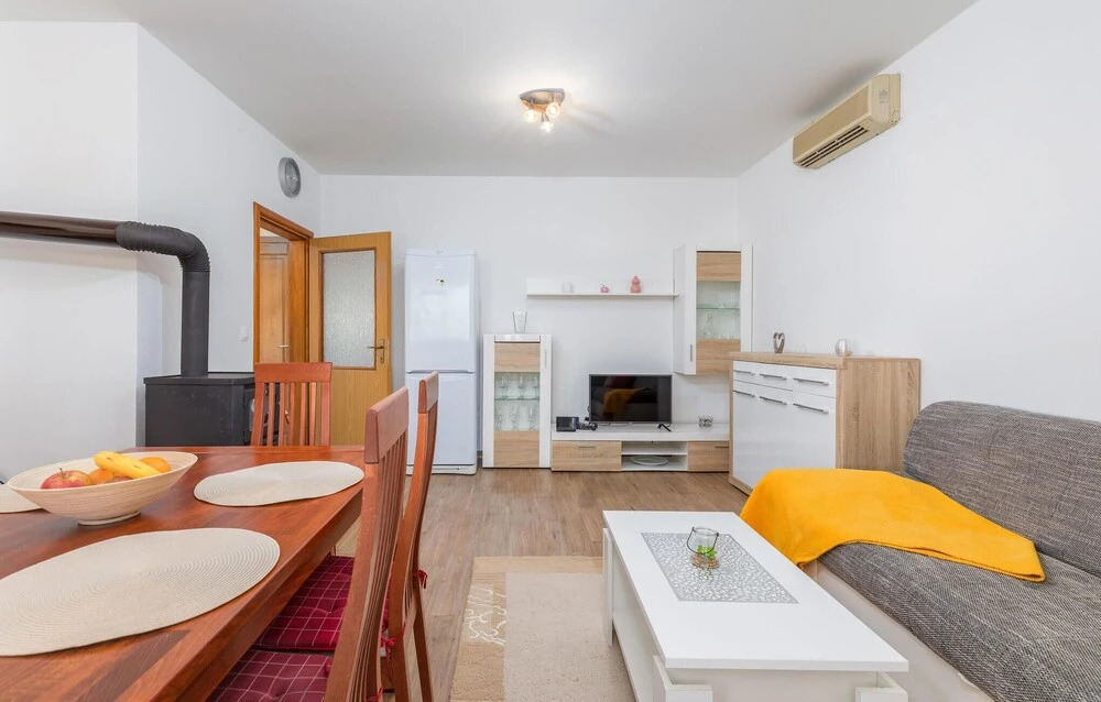 Amazing Apartment in Valbandon With Wifi and 2 Bedrooms