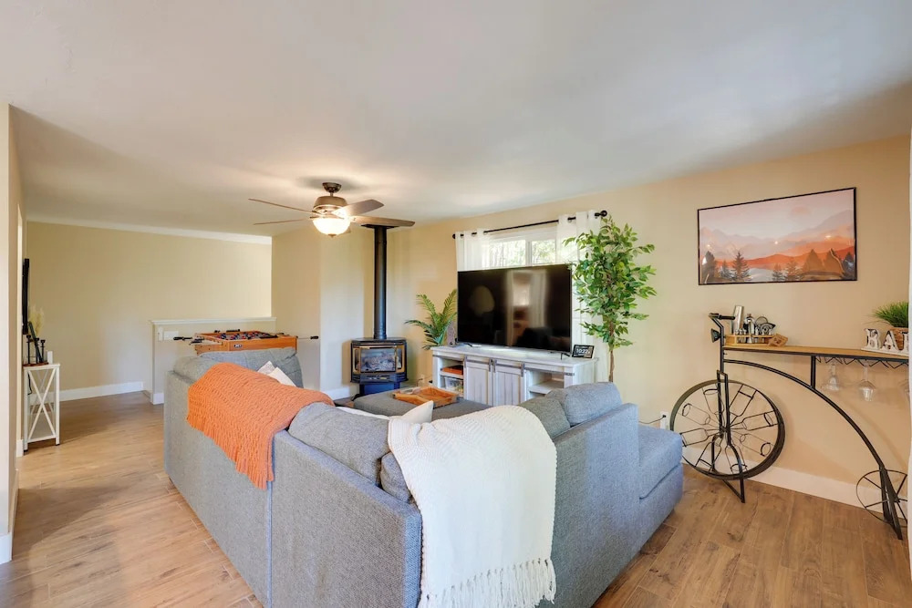 12 Mi to Apple Hill: Family-friendly Cabin Retreat