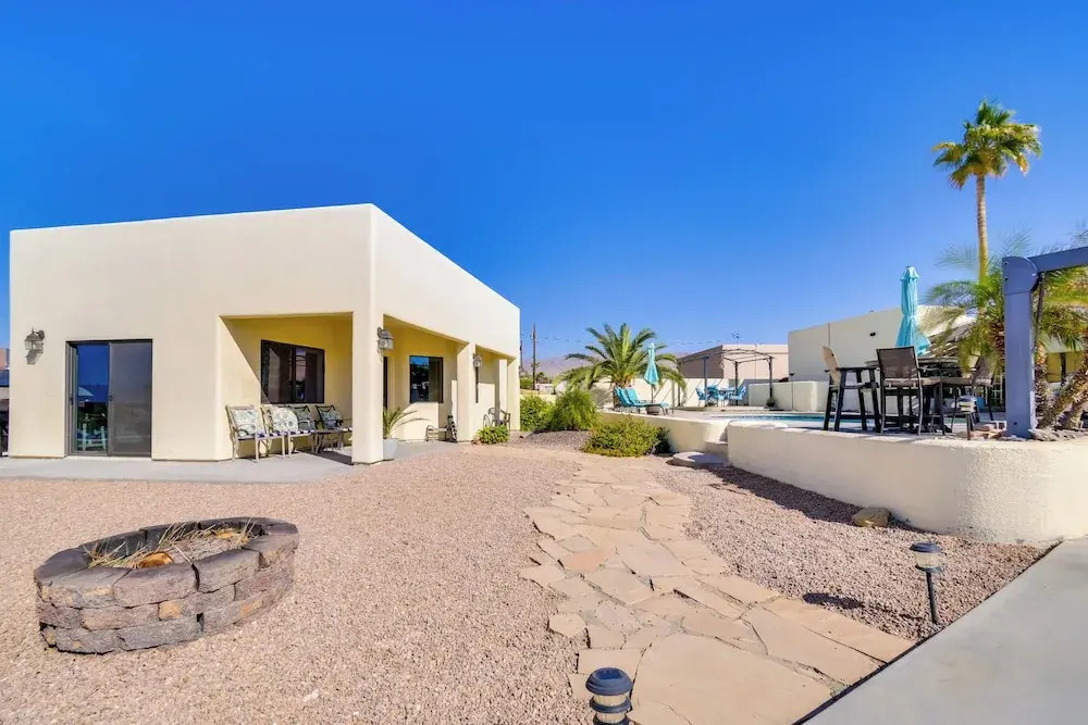 5 Mi to Lake Havasu: Bright Cottage w/ Fire Pit!