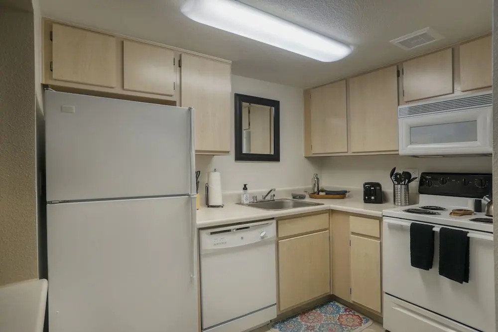220 Fully Furnished with WiFi by RedAwning