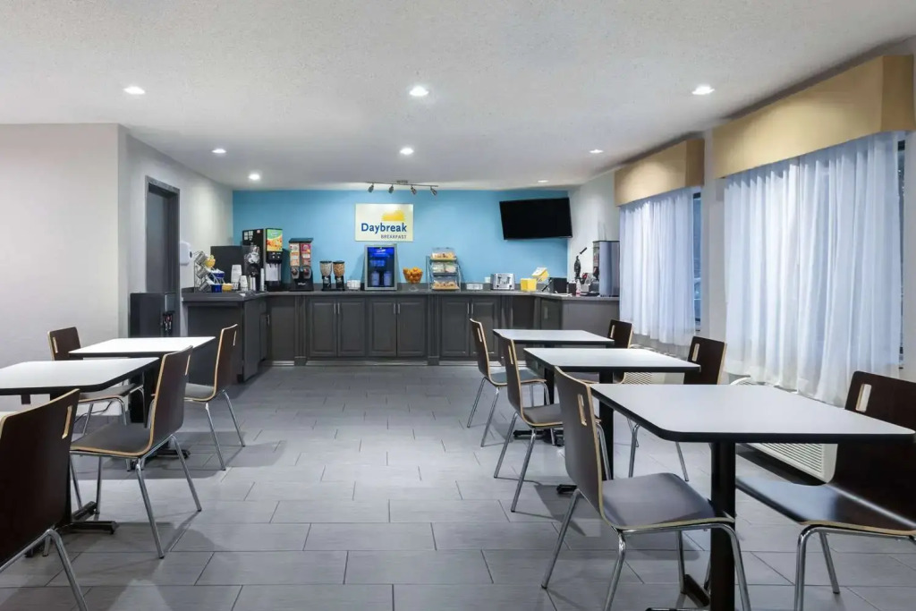 Days Inn and Suites Kansas City South