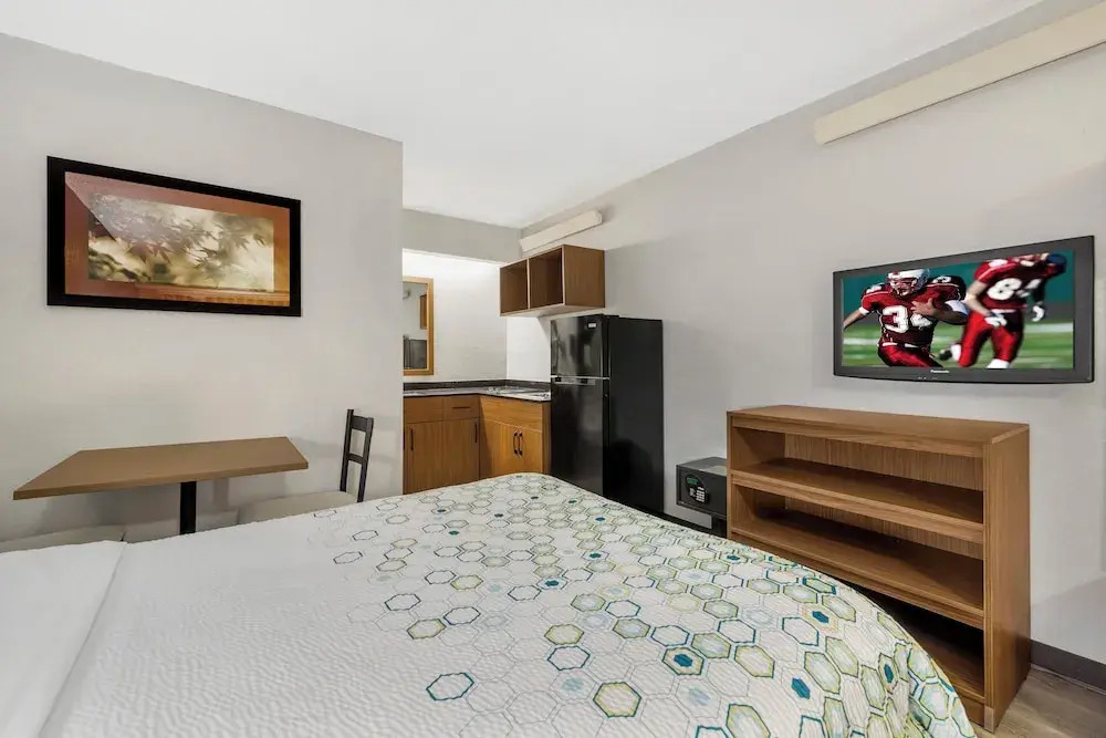 HomeTowne Studios by Red Roof Buffalo - Niagara Airport