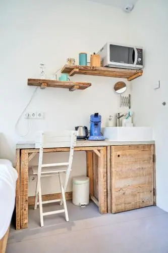 Private studio on houseboat in the centre!