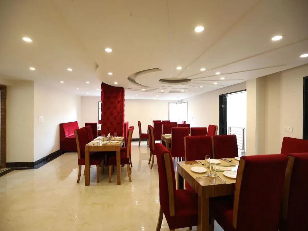 OYO 10380 Hotel The Green Majestic