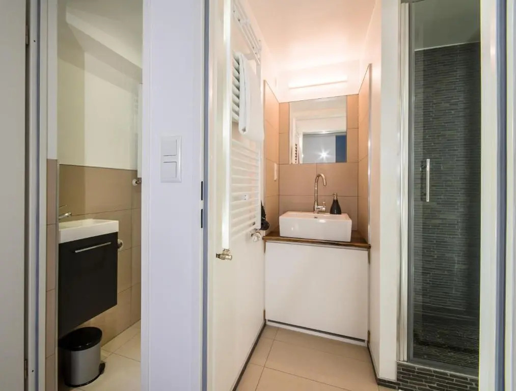 Quiet Courtyard Apartment (KB6)