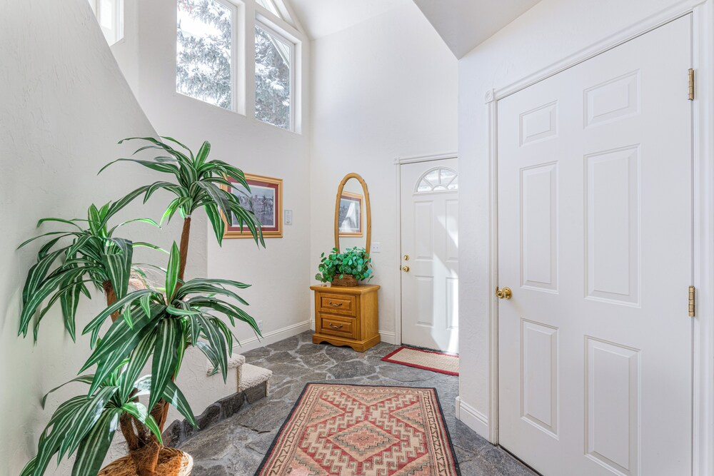 3BR Townhome w/ Mountain View & Balcony