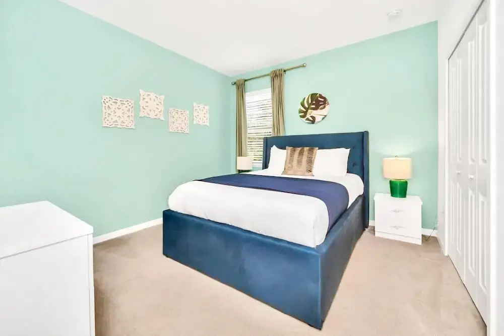 6BR Luxury Home - w Pool BBQ and Games Room