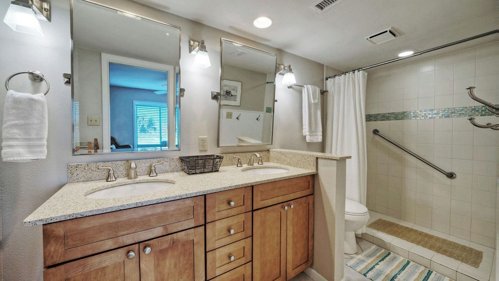 Sleeps 18 2 Beachfront Condos, Pool, Pickleball Courts Island Retreat