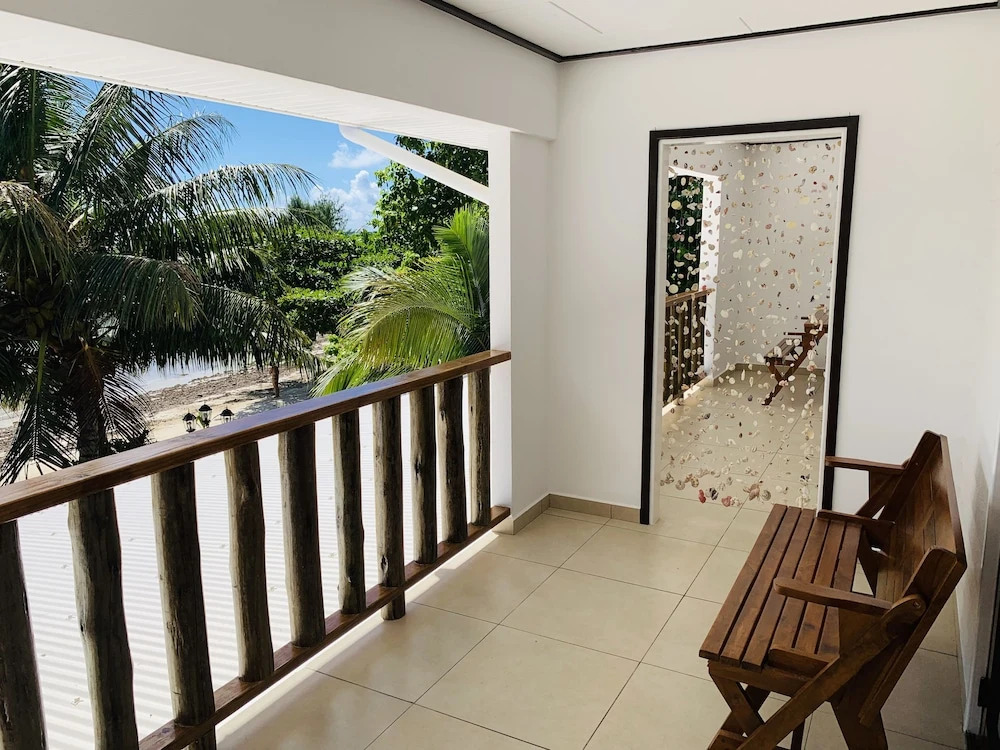 Le lagon bleu guest house by Hyde tide