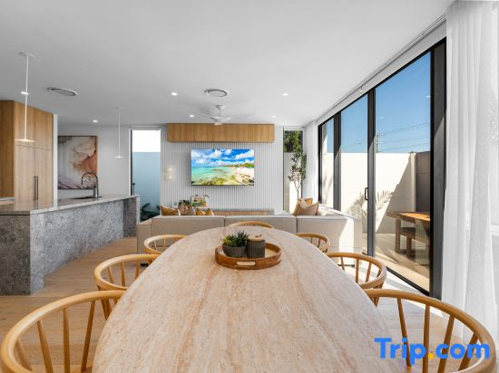 Surfers Paradise 3 Bedroom Luxury Villas with Garage
