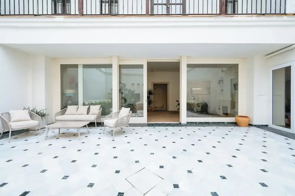 Luxurious Apartment with Patio and Pool