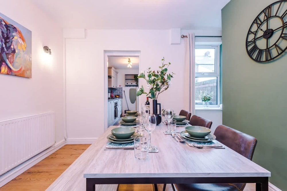 NEW Stylish Home City Centre Location Sleeps 6