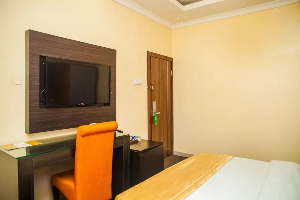 CribVille Hotel & Suites