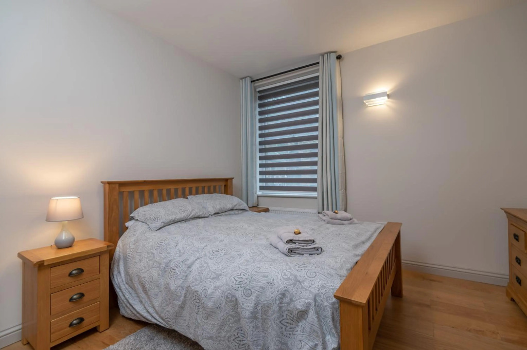 Sleeps 6 / 4 bedrooms, 2 minute walk to the Square