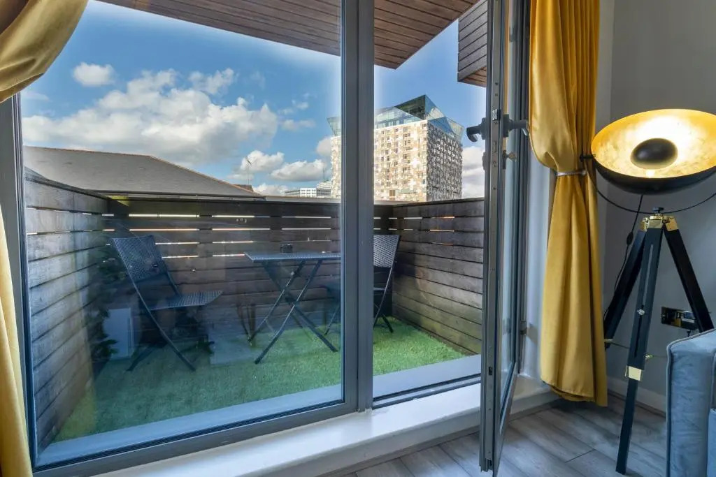 MAEVELA Apartments - Cube View City Centre Apartment - With Balcony View of The Cube - PS4 & Smart TV's