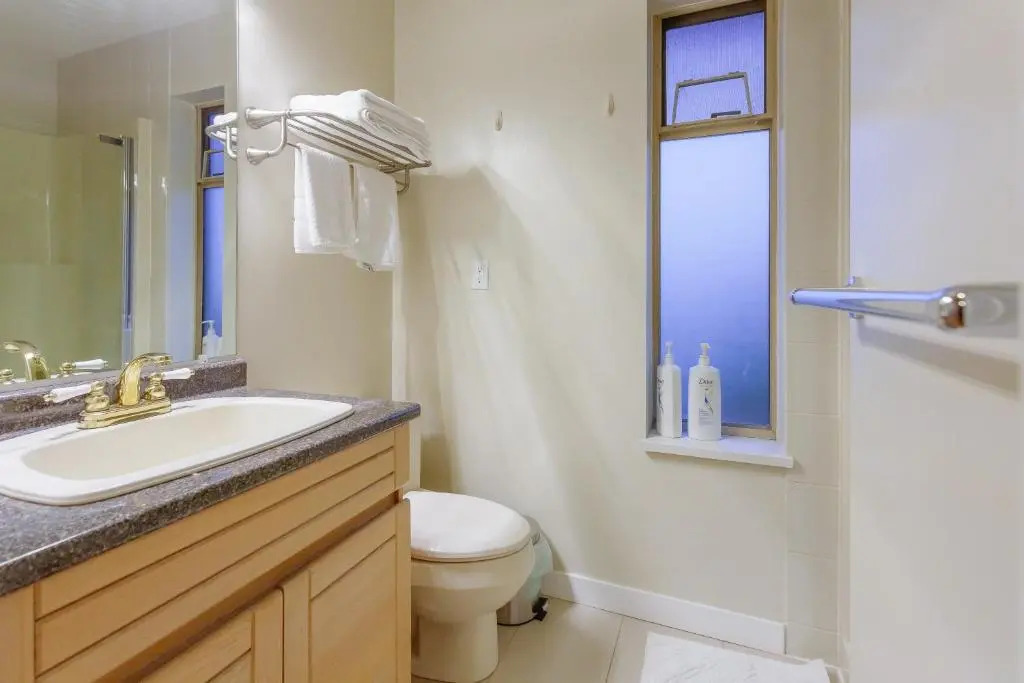Convenient to Attractions & Close To Airport