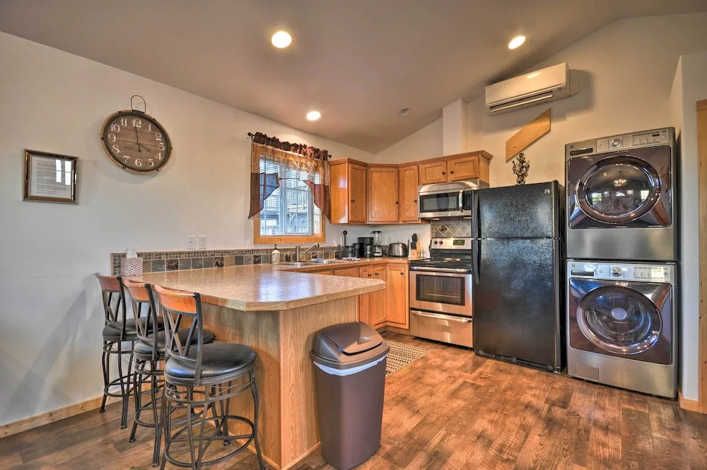 Coastal Retreat in Long Beach: Walk to Attractions